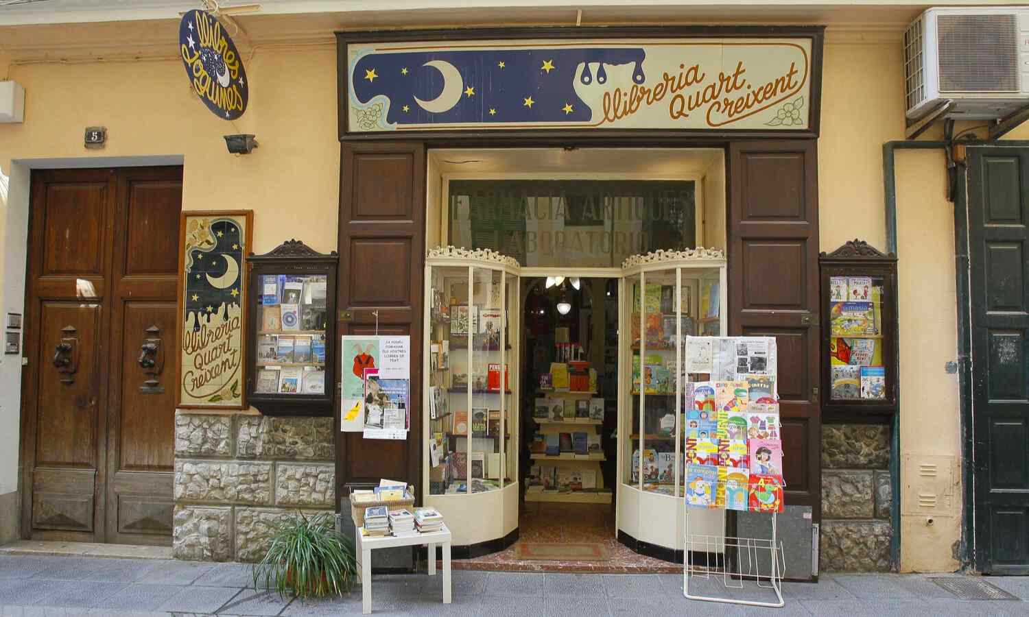 NAKAR HOTEL MALLORCA emblematic shops Palma llibreria quart creixent